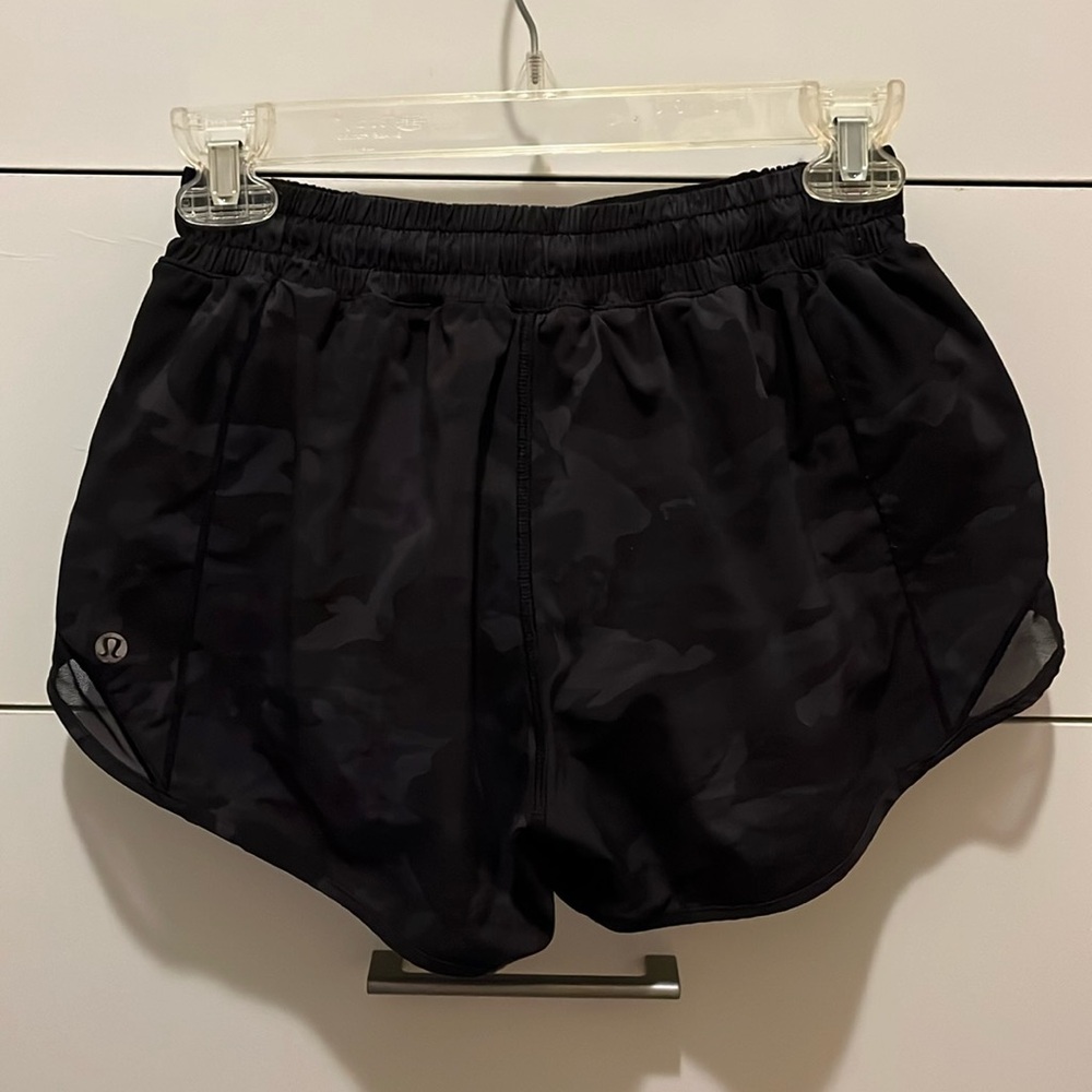 Lululemon camo Hotty hot 2.5 shorts